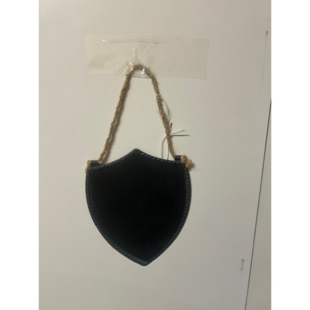 Metal Blackboard Crest with hangar. KK420